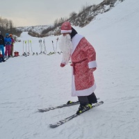 На горнолыжной базе "Родина" уже наступил зимний праздник - в минувшие выходные начинающие спортсмены химкинской школы по зимним видам спорта встретились с Дедом Морозом, который спортивно поздравил ребят??☃