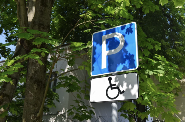 С 1 января в городском округе Химки воспользоваться льготной парковкой для инвалидов будет можно на основании данных Федерального реестра инвалидов