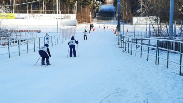 Лыжный сезон открыт: на "Снежинке" прошли первые зимние соревнования школы по ЗВС⛷
