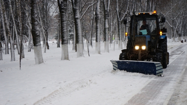 Сегодня в Химках выпал снег. Более 7 тысяч дворников и 900 единиц техники борются со снегопадом в Подмосковье