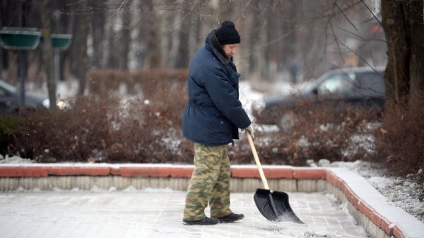 Волонтеры помогают инвалидам и пенсионерам с уборкой снега во дворах Московской области