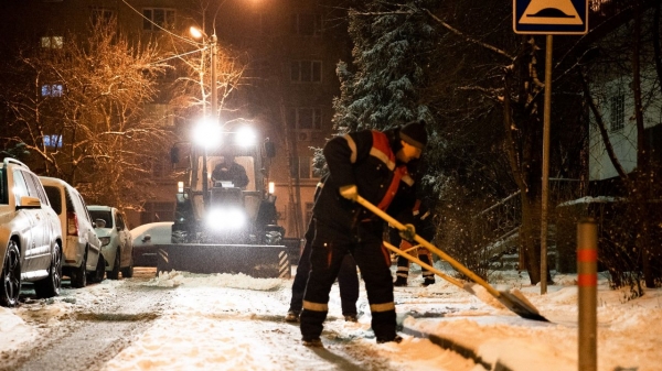 Дворников управляющих организаций мобилизовали к уборке снега в Подмосковье