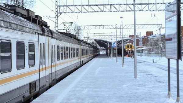 Более 1,4 тыс. человек очищают от снега ж/д станции в Московской области