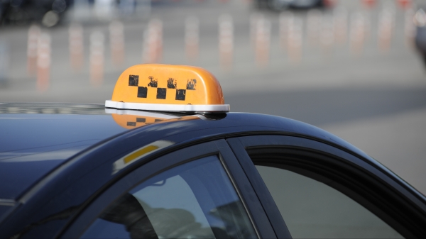 Сто пятнадцать автомобилей такси отправили на спецстоянку в Подмосковье