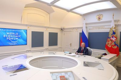 Владимир Путин заявил на ВЭФ о необходимости гарантировать людям доступ к качественной медицине
