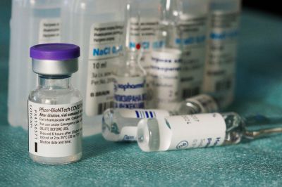 Регуляторы объяснили смерти после получения вакцины Pfizer пожилым возрастом