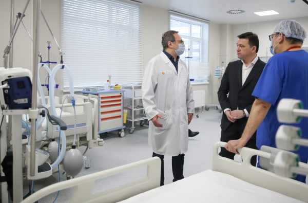 Андрей Воробьев и академик РАН Марк Курцер открыли новый медицинский центр «Лапино-4»