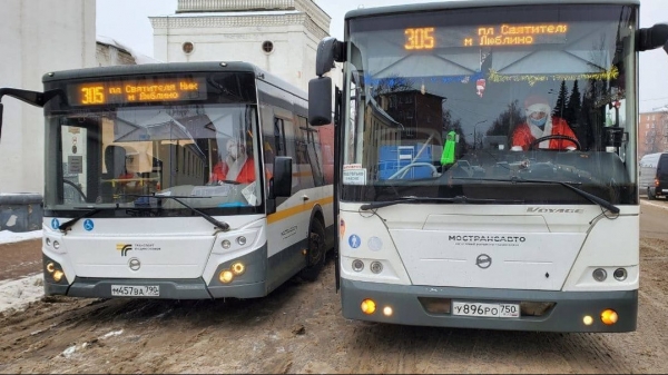 Водители автобусов нарядились в костюмы Дедов Морозов в Подмосковье
