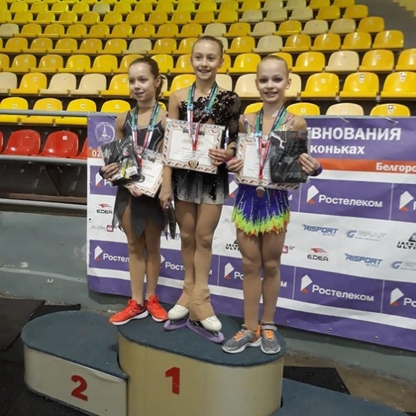 Химкинские спортсменки заслужили золото и бронзу Межрегиональных соревнований по фигурному катанию⛸✨ 