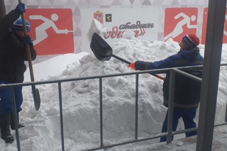 Ежедневная уборка снега на химкинских спортобъектах??