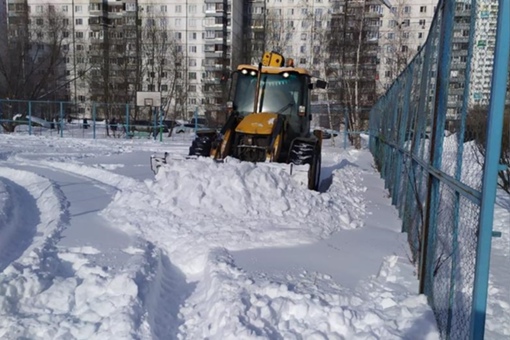 Продолжается уборка снега на химкинских спортплощадках и спортобъектах❄?