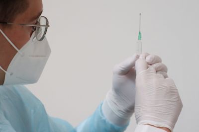 Симптомы после прививки от COVID-19 названы основанием для тестирования врачей на заболевание