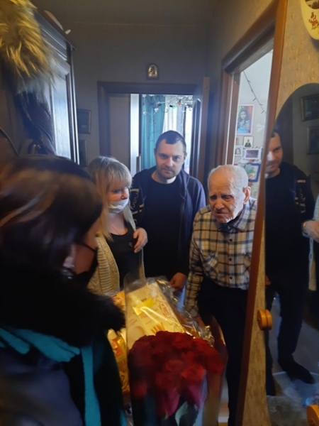 Сотрудники Спорткомитета поздравили химкинского ветерана с 95-летним юбилеем?