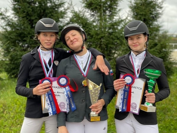 Всадники "Планерной" заняли весь пьедестал почёта всероссийских студенческих соревнований по конному спорту?