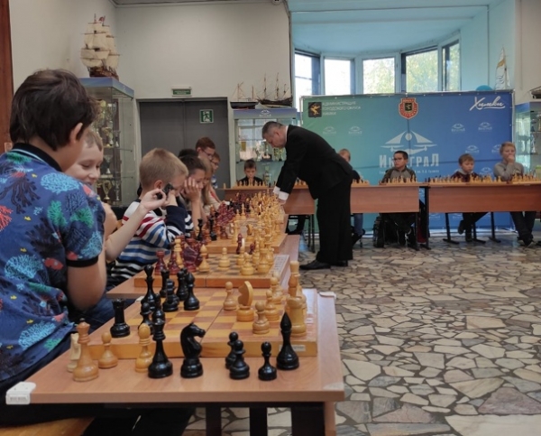 Международный гроссмейстер Игорь Ягупов провёл сеанс одновременной игры с шахматистами "Интеграла"♟?