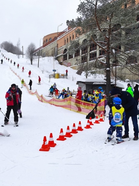 На горнолыжной базе "Родина" состоялась встреча родительского актива спортшколы по ЗВС и представителей Спорткомитета⛷