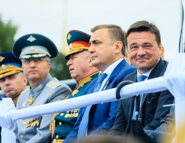 Губернатор Подмосковья Воробьев посетил Главный военно‑морской парад в Петербурге