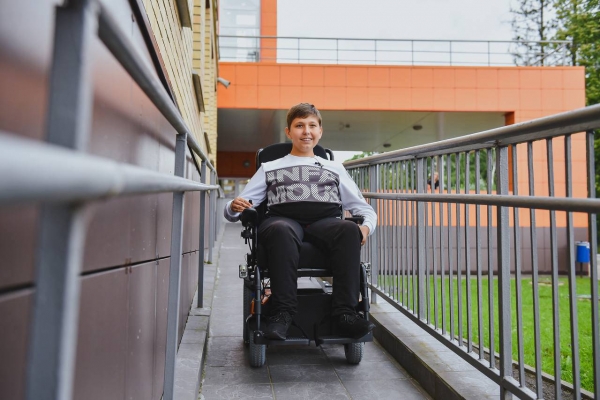 Юному жителю Химок подарили инвалидную коляску