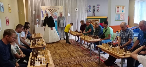 Победитель Первенства России по шахматам из Химок Роман Шогджиев провёл сеанс одновременной игры