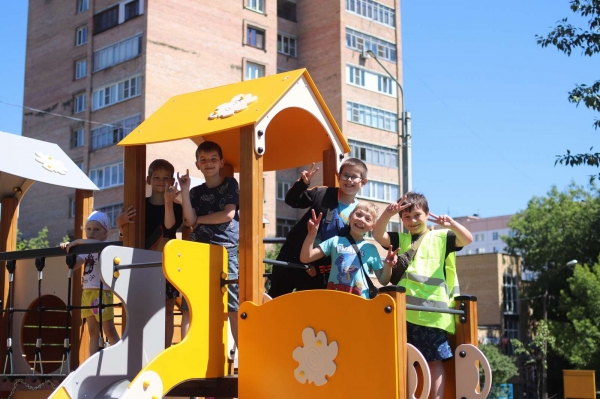 Почти 90 детских площадок по программе губернатора установили в Подмосковье