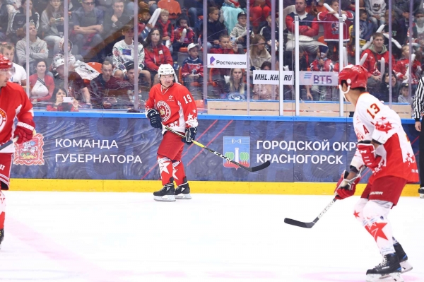 «Только вперед». Губернатор Воробьев вышел на лед вместе с легендами хоккея в Красногорске