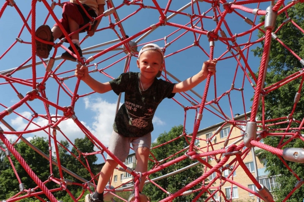 Почти 90 детских площадок по программе губернатора установили в Подмосковье