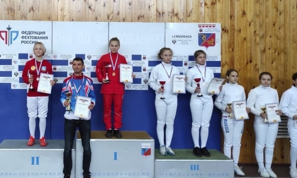 Химкинские фехтовальщики выиграли новый комплект медалей турнира в Смоленске