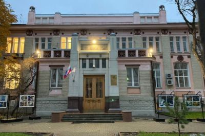 Офис Минздрава реконструирует строитель рыбзавода для семьи губернатора Приморья