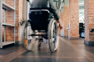 Минпромторг решил запретить закупку иностранных электрических кресел-колясок для госнужд