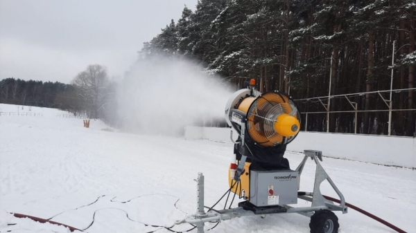 Сотрудники Спорткомитета проводят регулярную уборку химкинских спортобъектов от снега