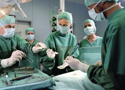 В Новосибирске будут судить врача за смерть пациентки из-за забытой в ране салфетки