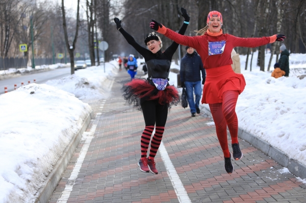 В Химках прошёл первый костюмированный городской забег в честь 8 марта