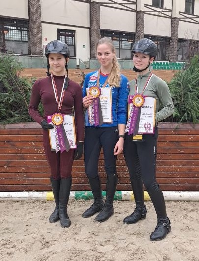 Всадники «Планерной» вошли в число победителей и призёров соревнований по конному троеборью