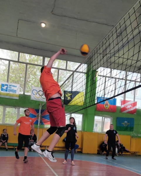 Спортшколой «Лунёво» был организован волейбольный турнир при участии взрослых и детей