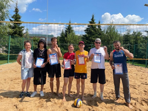 В Лунёво провели турнир по пляжному волейболу в честь Дня молодёжи