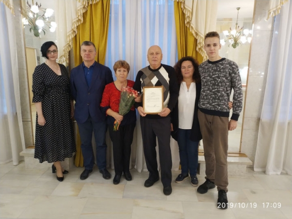 Сотрудники Химкинского управления ЗАГС сердечно поздравили семью Акимовых с юбилеем семейной жизни